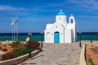 Protaras ve Cavo Greco, Kıbrıs Adası, Akdeniz Ortodoks Kilisesi yakınındaki. Parlak güneşli bir günde.