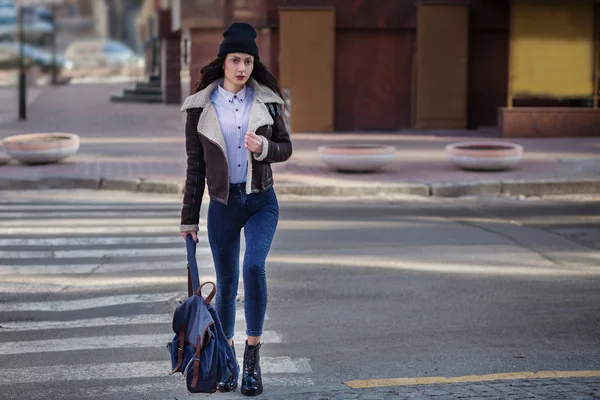 Outdoor lifestyle portrait of pretty young girl, wearing hipster swag grunge style on urban background. Wearing hat and jeans with backpack. Spring fashion woman. Toned style instagram filters. — Zdjęcie stockowe