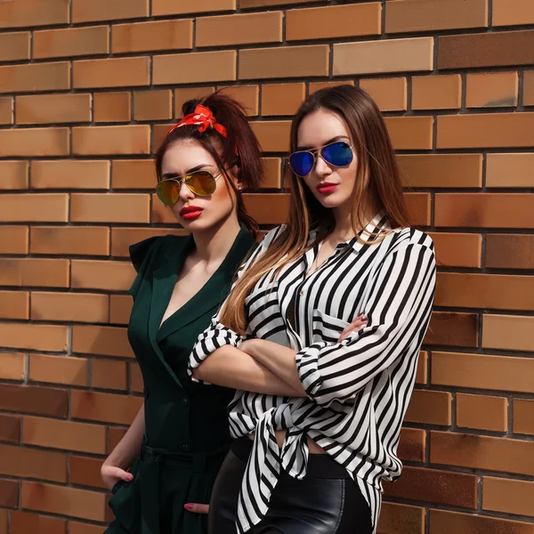 Güzel moda Kadın kılığında. Son moda yaşam tarzı şehir arka plan üzerinde kentsel portre. Kızlar tarzı giysi ve aksesuarları