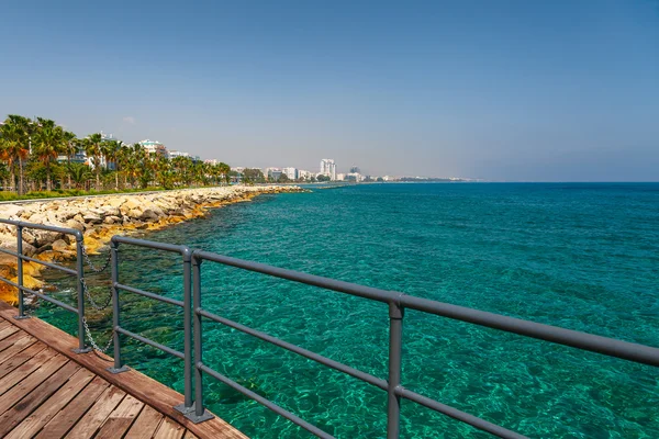 Costa y paseo marítimo en Limassol, isla Chipre, Europa, Medi —  Fotos de Stock