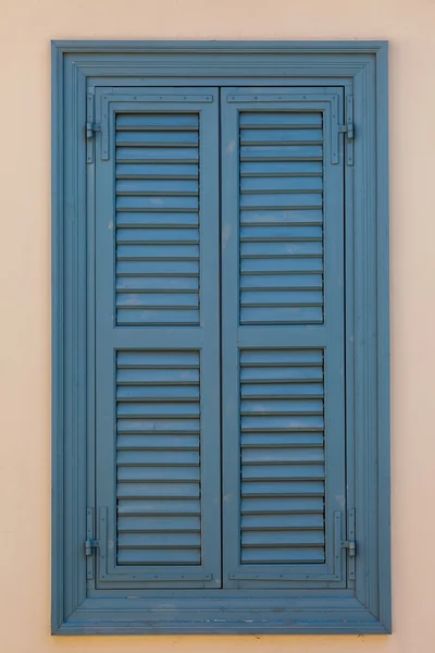 米色墙上的封闭蓝色窗户 — 图库照片
