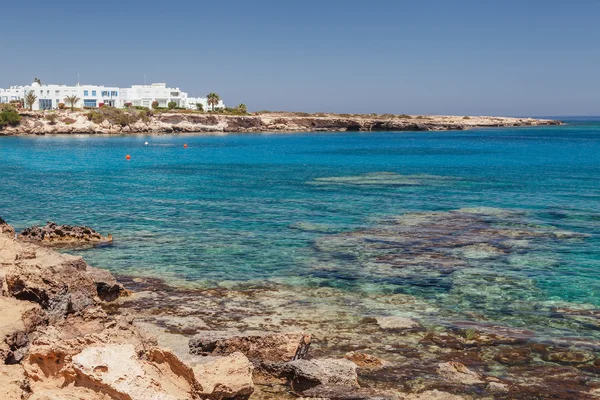 Wunderschöne landschaft in der nähe von nissi strand und cavo greco in ayia napa, insel zypern, mediterranes meer. blaues Meer und sonniger Tag. — Stockfoto