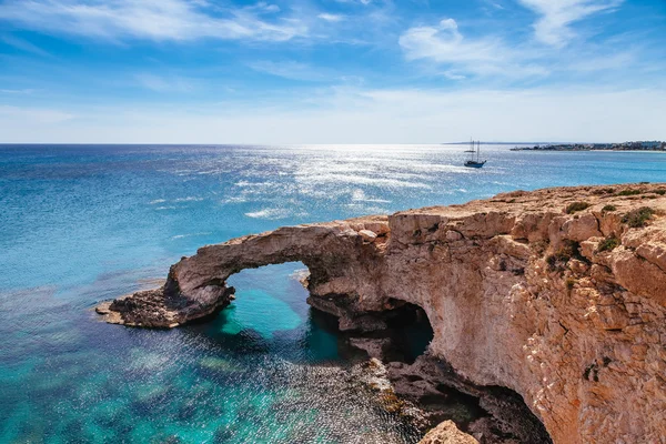 Belle arche rocheuse naturelle près d'Ayia Napa, Cavo Greco et Protaras sur l'île de Chypre, mer Méditerranée. Amateurs de ponts légendaires. Incroyable mer bleue verte et journée ensoleillée . — Photo