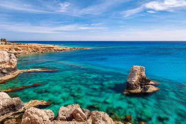 Schöne natürliche Felsen in der Nähe von Ayia Napa, Cavo Greco und Protaras auf der Insel Zypern, Mittelmeer. blaues Meer und sonniger Tag. — Stockfoto