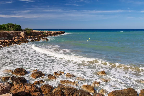 Piękny panoramiczny widok na morze Ayia Napa w pobliżu Cavo Greco, wyspie Cypr, Morze Śródziemne. Niebieski zielony na morze i słoneczny dzień. — Zdjęcie stockowe