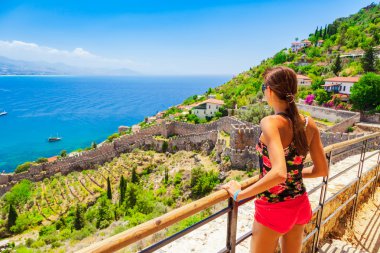 Genç turist kadın Alanya Yarımadası, Antalya d harabelerde bak
