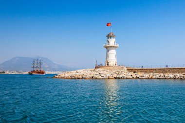 Alanya, Antalya bölgesinde, Türkiye, Asya deniz feneri. Tekne şehirden görüntüleyin. Popüler Turizm. Güneşli günde temiz su.