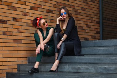 Güzel moda Kadın kılığında. Son moda yaşam tarzı şehir arka plan üzerinde kentsel portre. Kızlar tarzı giysi ve aksesuarları