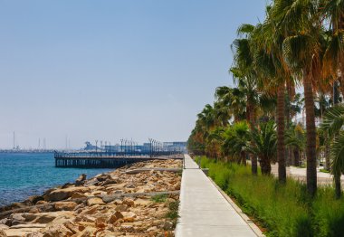 Ada kıyı şeridi ve mesire Limasol, Kıbrıs, Avrupa, Akdeniz. Parlak güneşli bir günde ve masmavi bir deniz ve gökyüzü.