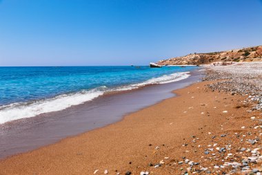 Güzel plaj Petra tou Romiou (Yunan kaya), Paphos, Kıbrıs Adası, Akdeniz Aphrodite's efsanevi doğum yeri. Harika mavi yeşil deniz ve güneşli bir gün.