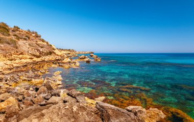 Ayia Napa Cavo Greco, Kıbrıs Adası, Akdeniz üzerinde güzel panoramik deniz manzaralı. Harika mavi yeşil deniz ve güneşli bir gün.