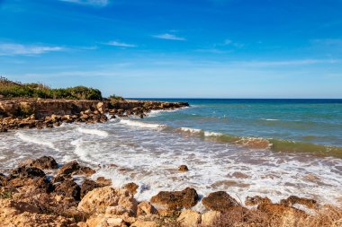 Ayia Napa Cavo Greco, Kıbrıs Adası, Akdeniz üzerinde güzel panoramik deniz manzaralı. Harika mavi yeşil deniz ve güneşli bir gün.