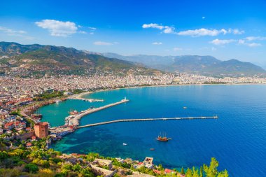 Marina ve Kızıl Kule kule Alanya Yarımadası'nda, Antalya bölgesinde, Türkiye, Asya ile manzara. Ünlü turizm yüksek dağlarla. Antik eski kale parçası. Yaz parlak gün
