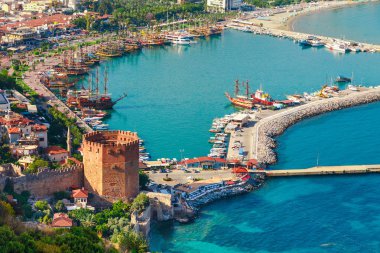 Marina ve Kızıl Kule kule Alanya Yarımadası'nda, Antalya bölgesinde, Türkiye, Asya ile manzara. Ünlü turizm yüksek dağlarla. Antik eski kale parçası. Yaz parlak gün