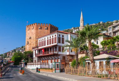 Kızıl Kule kule Alanya Yarımadası'nda, Antalya bölgesinde, Türkiye, Asya. Ünlü turizm yüksek dağlarla. Antik eski kale parçası. Yaz parlak gün