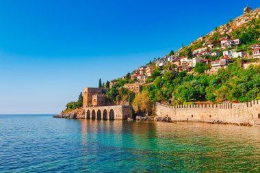 Manzara Alanya Yarımadası'nda, Antalya bölgesinde, Türkiye, Asya Kızıl Kule kule antik Tersane. Ünlü turizm yüksek dağlarla. Antik eski kale parçası. Yaz parlak da