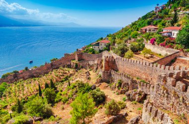 Alanya Kalesi Antalya bölgesi, Türkiye, Asya güzel deniz panorama manzara. Ünlü turizm yüksek dağlarla. Yaz parlak gün ve deniz kıyısında