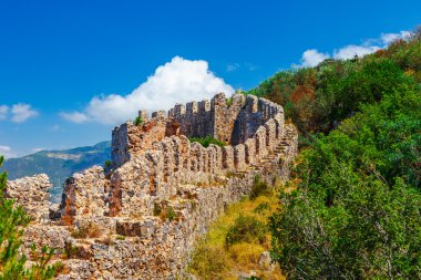 Alanya Kalesi Antalya bölgesi, Türkiye, Asya güzel deniz panorama manzara. Ünlü turizm yüksek dağlarla. Yaz parlak gün ve deniz kıyısında