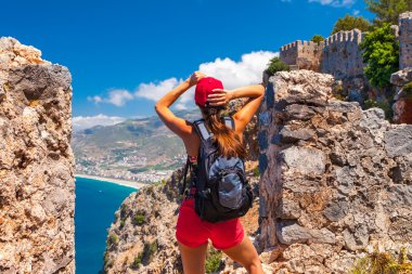 Genç turist kadın göz Alanya Yarımadası, Antalya bölgesinde, Türkiye, Asya harabelerde. Ünlü turizm yüksek dağlarla. Antik eski kale parçası. Yaz parlak gün