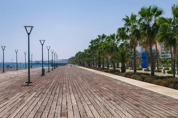 Costa y paseo marítimo en Limassol, isla Chipre, Europa, Mar Mediterráneo. Día soleado brillante y agua azul y cielo . —  Fotos de Stock