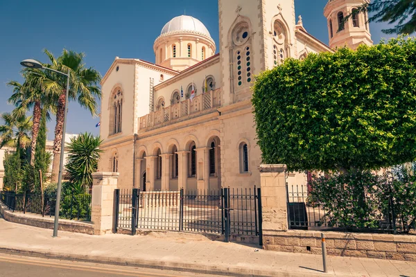 阿依纳帕大教堂在利马索尔，塞浦路斯岛，欧洲。夏天阳光明亮的天。复古复古健美的形象，电影仿真. — 图库照片