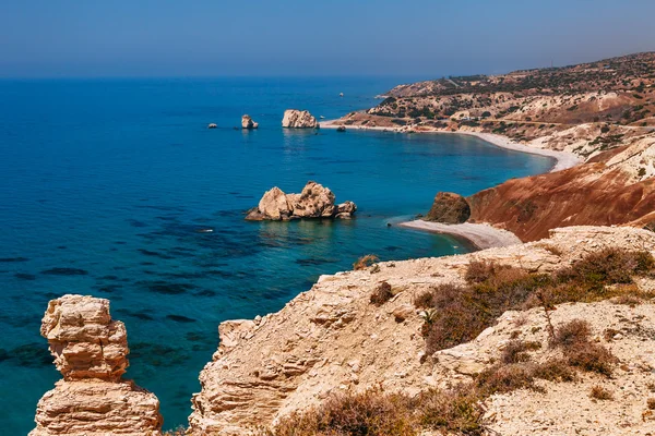 Panoramik manzara Petra tou Romiou (Yunan kaya), Paphos, Kıbrıs Adası, Akdeniz Aphrodite's efsanevi doğum yeri. Harika mavi yeşil deniz ve güneşli bir gün.