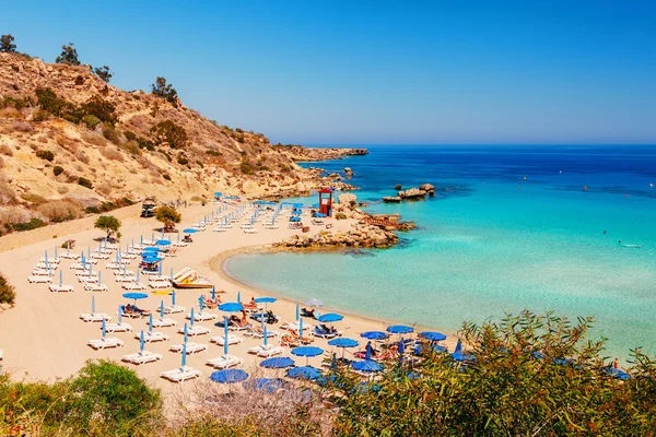 Nissi beach ve Cavo Greco Ayia Napa, Kıbrıs Adası, Akdeniz'in güzel manzara yakınındaki. Harika mavi yeşil deniz ve güneşli bir gün.