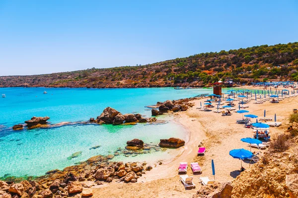 Krásná krajina v blízkosti Nissi beach a Cavo Greco v Ayia N — Stock fotografie