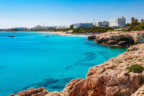 Belle vue panoramique sur la mer sur Ayia Napa près de Cavo Greco, île de Chypre, mer Méditerranée. Incroyable mer bleue verte et journée ensoleillée . — Photo