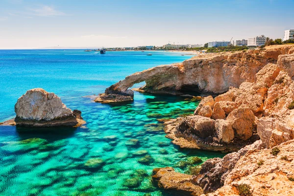 Piękny naturalny łuk skalny w pobliżu Ayia Napa, Cavo Greco i Protaras na wyspie Cypr, Morze Śródziemne. Legendarny most kochanków. Niebieski zielony na morze i słoneczny dzień. — Zdjęcie stockowe