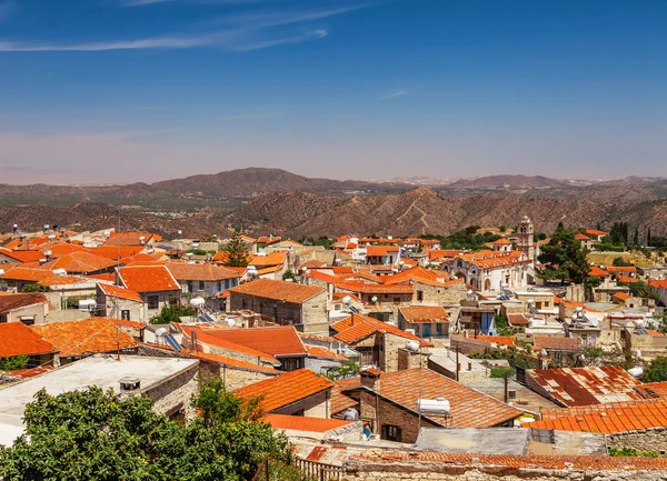 Kato Lefkara - panoramik görünümü Troodos Dağları en ünlü köyde açıktır. Limasol Bölgesi, Kıbrıs, Akdeniz deniz. Dağ manzarası ve güneşli bir gün.