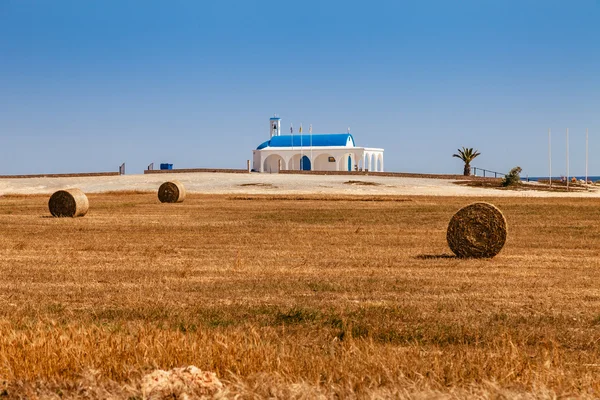 Ayia thekla (heilige thekla) orthodoxe Kirche in der Nähe von ayia napa und cavo greco, Insel Zypern, Mittelmeer. strahlend sonniger Tag. — Stockfoto