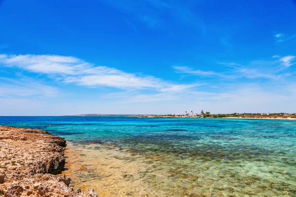 Wunderschöne landschaft in der nähe von nissi strand und cavo greco in ayia napa, insel zypern, mediterranes meer. blaues Meer und sonniger Tag. — Stockfoto