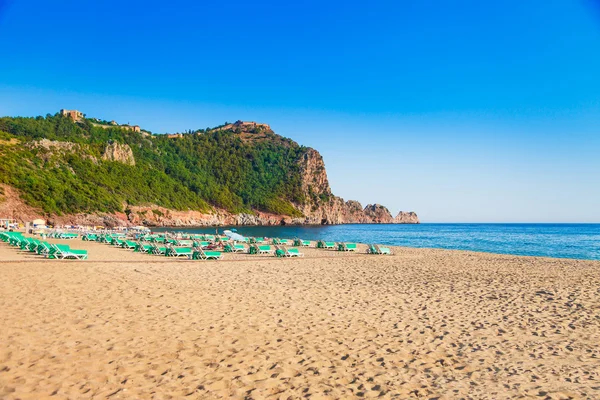 Cleopatra strand met mooie zand en groene stenen in Alanya schiereiland, Antalya, Turkije, het district Asia. Beroemde toeristische bestemming met hoge rots en oude oude kasteel. Heldere zomerdag — Stockfoto