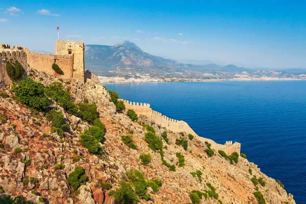 Bellissimo paesaggio marino del Castello di Alanya nel distretto di Antalya, Turchia, Asia. Famosa destinazione turistica con alte montagne. Estate giorno luminoso e riva del mare — Foto Stock