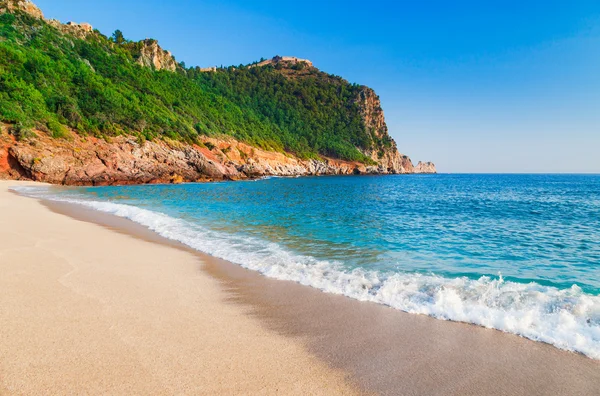 Kleopatřina pláž s krásným písek a zelené kameny poloostrově Alanya, Antalya okres, Turecko, Asie. Známé turistické destinace s vysokým útesem a starověké starý hrad. Jasný den letní — Stock fotografie