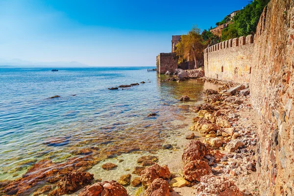 Szép tengeri panoráma táj, Alanya vár, Antalya district, Törökország, Ázsiában. Híres turisztikai célpont, a magas hegyek. Nyári fényes nap és a tenger partján — Stock Fotó