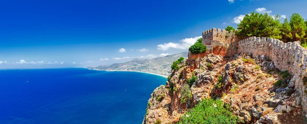 Bellissimo panorama sul mare del Castello di Alanya nel distretto di Antalya, Turchia, Asia. Famosa destinazione turistica con alte montagne. Estate giorno luminoso e riva del mare — Foto Stock