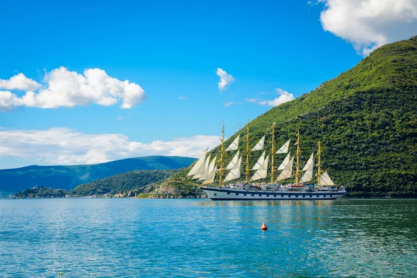 Puerto y barco increíble en la bahía de Boka Kotor (Boka Kotorska), Montenegro, Europa . —  Fotos de Stock
