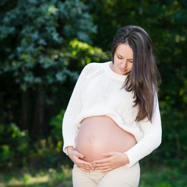 Park açık havada, sağlıklı hamilelik rahatlatıcı genç hamile kadın.