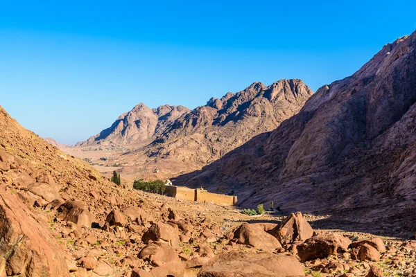 Klooster van St. Catherine en bergen in de buurt van Moses berg Sinai Egypte — Stockfoto