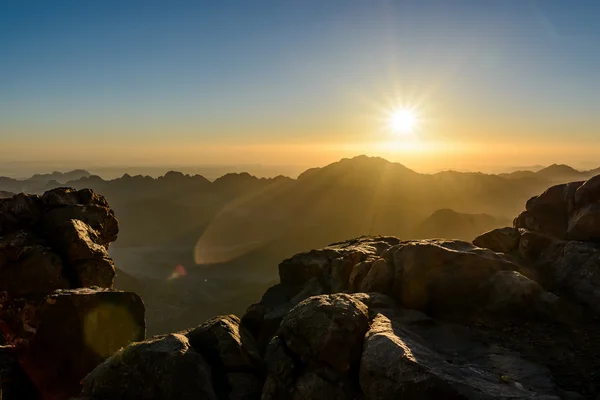 Egypte, Sinai, Mount Moses. Uitzicht vanaf de weg op welke pelgrims klim de berg van Moses en dawn - ochtendzon met stralen op de hemel. — Stockfoto