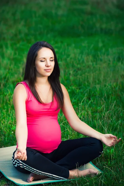 Young pregnant woman relaxing in park outdoors, healthy pregnancy. — Stock Photo, Image