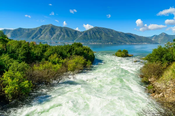 Přístav a horská řeka na Boka Kotor bay (Boka Kotorská), Černá Hora, Evropa. — Stock fotografie