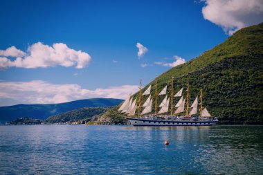 Liman ve şaşırtıcı gemi Boka Kotor Koyu'ndaki (Boka Kotorska), Mont