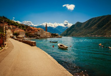 Liman ve tekneler Boka Kotor Koyu'ndaki (Boka Kotorska), Karadağ,