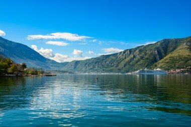 Liman ve büyük beyaz gemi'Boka Kotor Körfezi (Boka Kotorska), Karadağ, Europe.