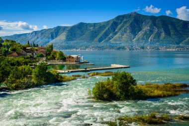 Liman ve dağ nehir'Boka Kotor Körfezi (Boka Kotorska), Karadağ, Europe.