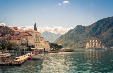 Perast Boka Kotor Koyu'ndaki (Boka Kotorska), Karadağ, Europe, liman. Tonlama resim.