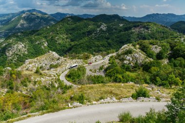Dağ manzarası ve yaz aylarında yol